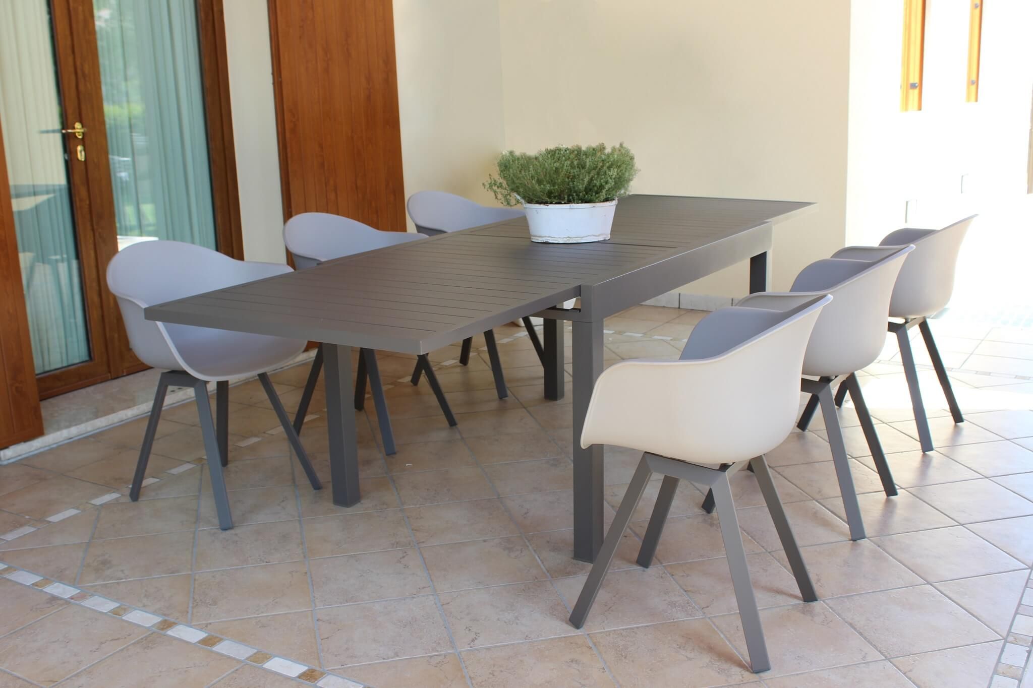 L’elemento essenziale per arredare il giardino: tavolo alluminio