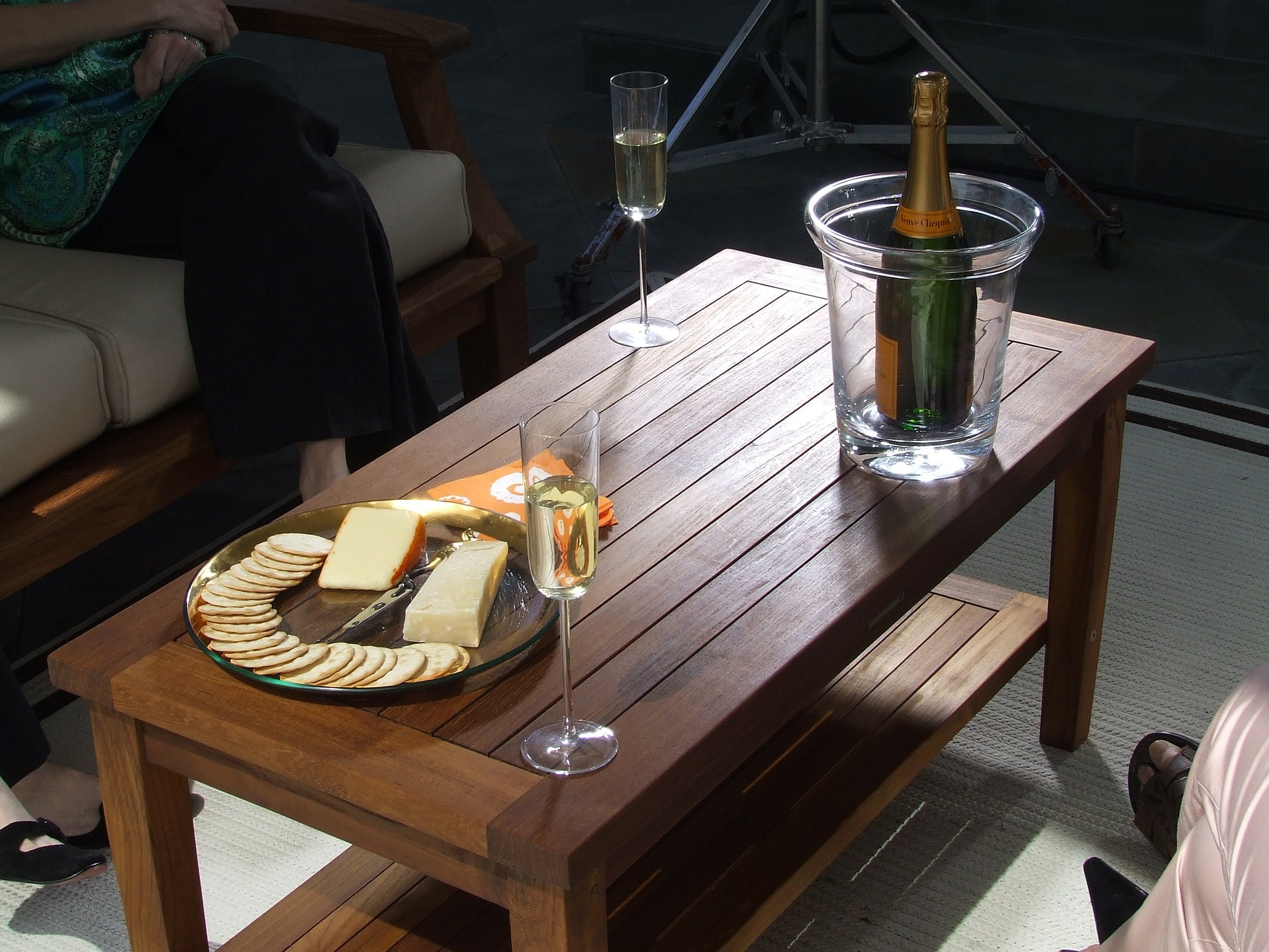 Il tavolo teak: robusto per i vostri pranzi in giardino